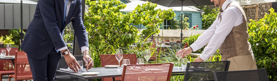 Venez profitez de notre belle terrasse au pied du Donjon !!!